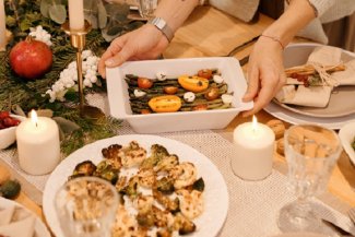 Stralend aan het kerstdiner