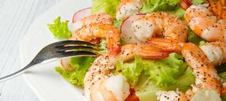 Lunchgerecht: sla met gebakken garnalen